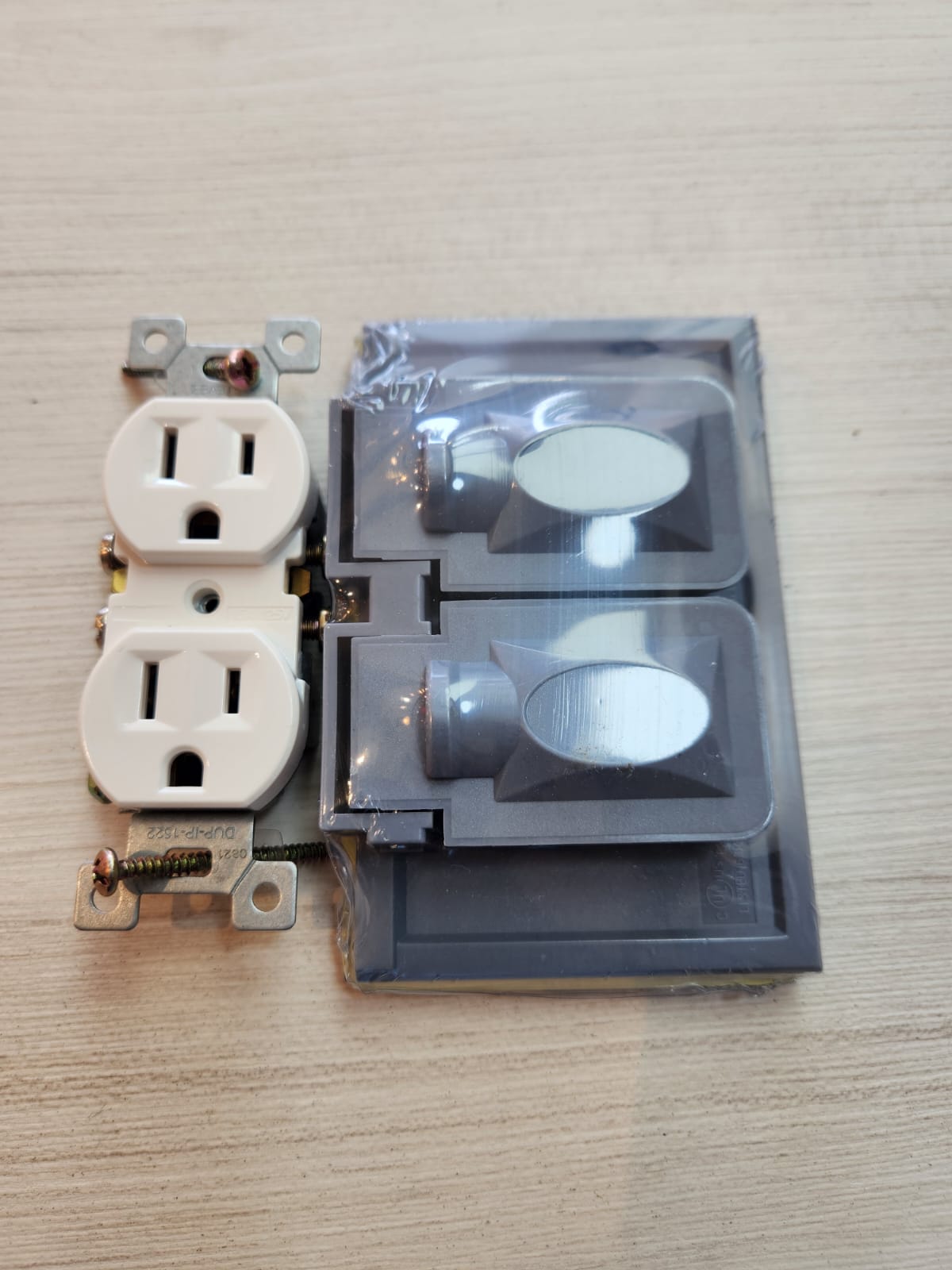 Contacto dúplex para intemperie con placa